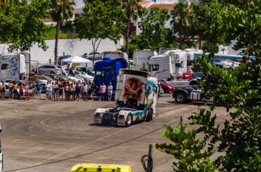Torrox, İspanya - 22 Temmuz 2018 göster: ziyaretçiler, traktör birimlerinin güçlü makineleri bir Endülüs kasaba meydanında toplandı