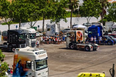Torrox, İspanya - 22 Temmuz 2018 göster: ziyaretçiler, traktör birimlerinin güçlü makineleri bir Endülüs kasaba meydanında toplandı