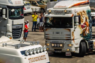 Torrox, İspanya - 22 Temmuz 2018 göster: ziyaretçiler, traktör birimlerinin güçlü makineleri bir Endülüs kasaba meydanında toplandı