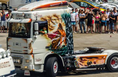 Torrox, İspanya - 22 Temmuz 2018 göster: ziyaretçiler, traktör birimlerinin güçlü makineleri bir Endülüs kasaba meydanında toplandı