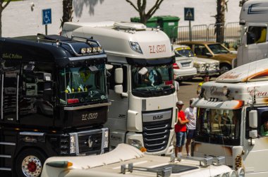 Torrox, İspanya - 22 Temmuz 2018 göster: ziyaretçiler, traktör birimlerinin güçlü makineleri bir Endülüs kasaba meydanında toplandı