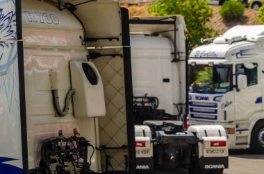 Torrox, İspanya - 22 Temmuz 2018 göster: ziyaretçiler, traktör birimlerinin güçlü makineleri bir Endülüs kasaba meydanında toplandı