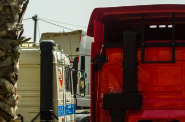 Torrox, İspanya - 22 Temmuz 2018 göster: ziyaretçiler, traktör birimlerinin güçlü makineleri bir Endülüs kasaba meydanında toplandı