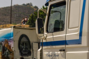 Torrox, İspanya - 22 Temmuz 2018 göster: ziyaretçiler, traktör birimlerinin güçlü makineleri bir Endülüs kasaba meydanında toplandı