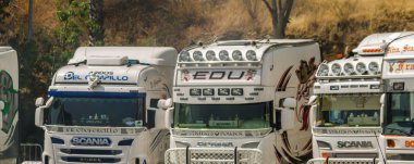 Torrox, İspanya - 22 Temmuz 2018 göster: ziyaretçiler, traktör birimlerinin güçlü makineleri bir Endülüs kasaba meydanında toplandı