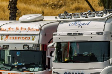 Torrox, İspanya - 22 Temmuz 2018 göster: ziyaretçiler, traktör birimlerinin güçlü makineleri bir Endülüs kasaba meydanında toplandı