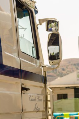 Torrox, İspanya - 22 Temmuz 2018 göster: ziyaretçiler, traktör birimlerinin güçlü makineleri bir Endülüs kasaba meydanında toplandı