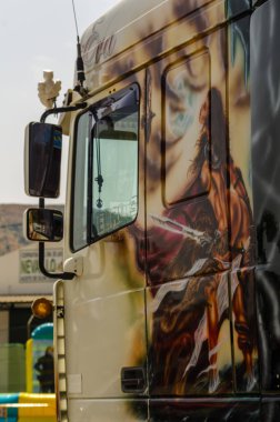 Torrox, İspanya - 22 Temmuz 2018 göster: ziyaretçiler, traktör birimlerinin güçlü makineleri bir Endülüs kasaba meydanında toplandı