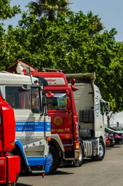 Torrox, İspanya - 22 Temmuz 2018 göster: ziyaretçiler, traktör birimlerinin güçlü makineleri bir Endülüs kasaba meydanında toplandı