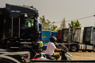 Torrox, İspanya - 22 Temmuz 2018 göster: ziyaretçiler, traktör birimlerinin güçlü makineleri bir Endülüs kasaba meydanında toplandı