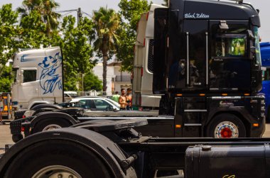 Torrox, İspanya - 22 Temmuz 2018 göster: ziyaretçiler, traktör birimlerinin güçlü makineleri bir Endülüs kasaba meydanında toplandı