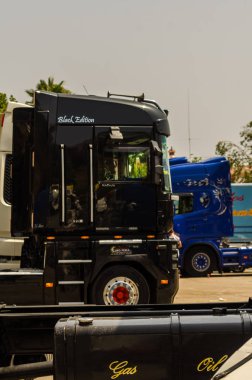 Torrox, İspanya - 22 Temmuz 2018 göster: ziyaretçiler, traktör birimlerinin güçlü makineleri bir Endülüs kasaba meydanında toplandı