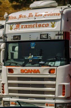 Torrox, İspanya - 22 Temmuz 2018 göster: ziyaretçiler, traktör birimlerinin güçlü makineleri bir Endülüs kasaba meydanında toplandı