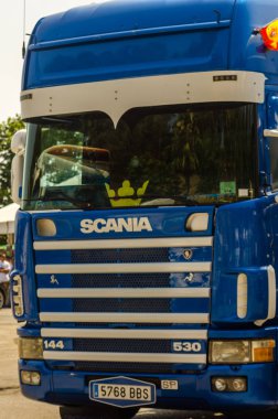 Torrox, İspanya - 22 Temmuz 2018 göster: ziyaretçiler, traktör birimlerinin güçlü makineleri bir Endülüs kasaba meydanında toplandı