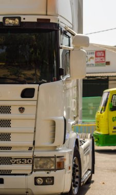 Torrox, İspanya - 22 Temmuz 2018 göster: ziyaretçiler, traktör birimlerinin güçlü makineleri bir Endülüs kasaba meydanında toplandı