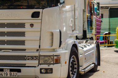 Torrox, İspanya - 22 Temmuz 2018 göster: ziyaretçiler, traktör birimlerinin güçlü makineleri bir Endülüs kasaba meydanında toplandı