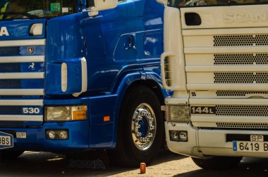 Torrox, İspanya - 22 Temmuz 2018 göster: ziyaretçiler, traktör birimlerinin güçlü makineleri bir Endülüs kasaba meydanında toplandı