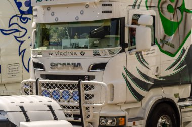 Torrox, İspanya - 22 Temmuz 2018 göster: ziyaretçiler, traktör birimlerinin güçlü makineleri bir Endülüs kasaba meydanında toplandı