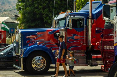 Torrox, İspanya - 22 Temmuz 2018 göster: ziyaretçiler, traktör birimlerinin güçlü makineleri bir Endülüs kasaba meydanında toplandı