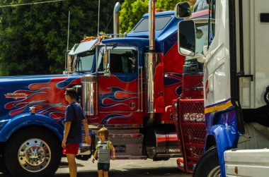 Torrox, İspanya - 22 Temmuz 2018 göster: ziyaretçiler, traktör birimlerinin güçlü makineleri bir Endülüs kasaba meydanında toplandı