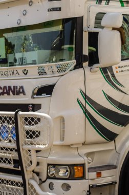 Torrox, İspanya - 22 Temmuz 2018 göster: ziyaretçiler, traktör birimlerinin güçlü makineleri bir Endülüs kasaba meydanında toplandı