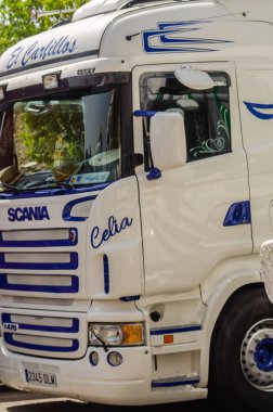 Torrox, İspanya - 22 Temmuz 2018 göster: ziyaretçiler, traktör birimlerinin güçlü makineleri bir Endülüs kasaba meydanında toplandı