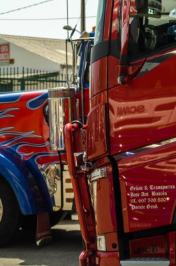 Torrox, İspanya - 22 Temmuz 2018 göster: ziyaretçiler, traktör birimlerinin güçlü makineleri bir Endülüs kasaba meydanında toplandı