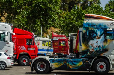 Torrox, İspanya - 22 Temmuz 2018 göster: ziyaretçiler, traktör birimlerinin güçlü makineleri bir Endülüs kasaba meydanında toplandı