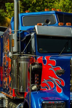 Torrox, İspanya - 22 Temmuz 2018 göster: ziyaretçiler, traktör birimlerinin güçlü makineleri bir Endülüs kasaba meydanında toplandı