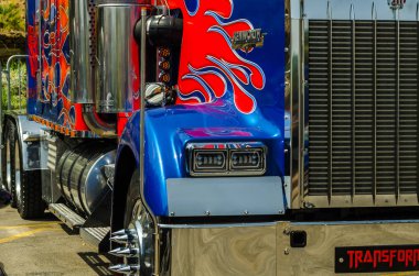 Torrox, İspanya - 22 Temmuz 2018 göster: ziyaretçiler, traktör birimlerinin güçlü makineleri bir Endülüs kasaba meydanında toplandı