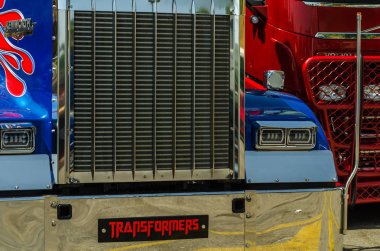 Torrox, İspanya - 22 Temmuz 2018 göster: ziyaretçiler, traktör birimlerinin güçlü makineleri bir Endülüs kasaba meydanında toplandı