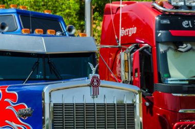 Torrox, İspanya - 22 Temmuz 2018 göster: ziyaretçiler, traktör birimlerinin güçlü makineleri bir Endülüs kasaba meydanında toplandı