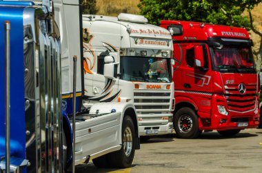 Torrox, İspanya - 22 Temmuz 2018 göster: ziyaretçiler, traktör birimlerinin güçlü makineleri bir Endülüs kasaba meydanında toplandı