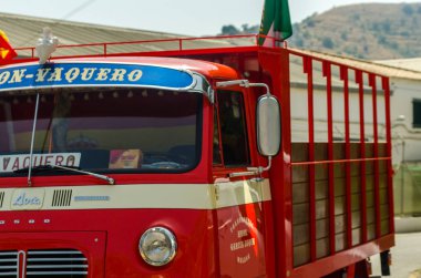 Torrox, İspanya - 22 Temmuz 2018 göster: ziyaretçiler, traktör birimlerinin güçlü makineleri bir Endülüs kasaba meydanında toplandı