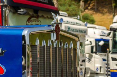 Torrox, İspanya - 22 Temmuz 2018 göster: ziyaretçiler, traktör birimlerinin güçlü makineleri bir Endülüs kasaba meydanında toplandı