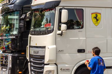 Torrox, İspanya - 22 Temmuz 2018 göster: ziyaretçiler, traktör birimlerinin güçlü makineleri bir Endülüs kasaba meydanında toplandı