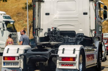 Torrox, İspanya - 22 Temmuz 2018 göster: ziyaretçiler, traktör birimlerinin güçlü makineleri bir Endülüs kasaba meydanında toplandı