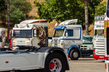 Torrox, İspanya - 22 Temmuz 2018 göster: ziyaretçiler, traktör birimlerinin güçlü makineleri bir Endülüs kasaba meydanında toplandı