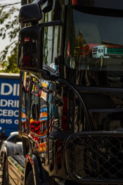 Torrox, İspanya - 22 Temmuz 2018 göster: ziyaretçiler, traktör birimlerinin güçlü makineleri bir Endülüs kasaba meydanında toplandı