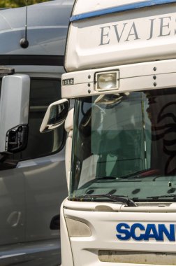 Torrox, İspanya - 22 Temmuz 2018 göster: ziyaretçiler, traktör birimlerinin güçlü makineleri bir Endülüs kasaba meydanında toplandı