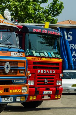 Torrox, İspanya - 22 Temmuz 2018 göster: ziyaretçiler, traktör birimlerinin güçlü makineleri bir Endülüs kasaba meydanında toplandı