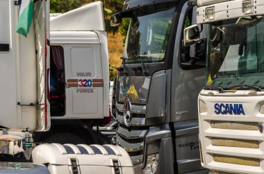 Torrox, İspanya - 22 Temmuz 2018 göster: ziyaretçiler, traktör birimlerinin güçlü makineleri bir Endülüs kasaba meydanında toplandı