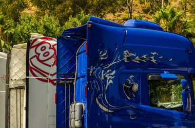 Torrox, İspanya - 22 Temmuz 2018 göster: ziyaretçiler, traktör birimlerinin güçlü makineleri bir Endülüs kasaba meydanında toplandı