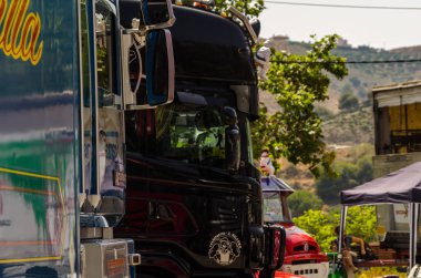 Torrox, İspanya - 22 Temmuz 2018 göster: ziyaretçiler, traktör birimlerinin güçlü makineleri bir Endülüs kasaba meydanında toplandı
