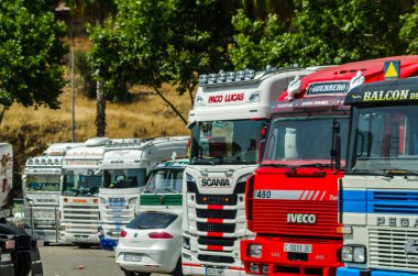 Torrox, İspanya - 22 Temmuz 2018 göster: ziyaretçiler, traktör birimlerinin güçlü makineleri bir Endülüs kasaba meydanında toplandı