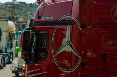 Torrox, İspanya - 22 Temmuz 2018 göster: ziyaretçiler, traktör birimlerinin güçlü makineleri bir Endülüs kasaba meydanında toplandı