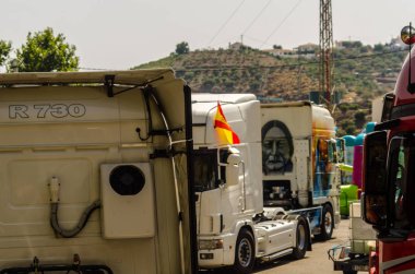 Torrox, İspanya - 22 Temmuz 2018 göster: ziyaretçiler, traktör birimlerinin güçlü makineleri bir Endülüs kasaba meydanında toplandı