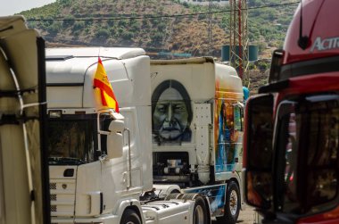 Torrox, İspanya - 22 Temmuz 2018 göster: ziyaretçiler, traktör birimlerinin güçlü makineleri bir Endülüs kasaba meydanında toplandı