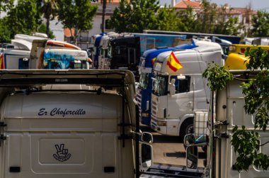 Torrox, İspanya - 22 Temmuz 2018 göster: ziyaretçiler, traktör birimlerinin güçlü makineleri bir Endülüs kasaba meydanında toplandı