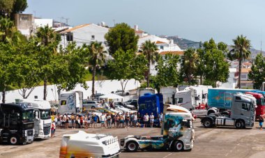 Torrox, İspanya - 22 Temmuz 2018 göster: ziyaretçiler, traktör birimlerinin güçlü makineleri bir Endülüs kasaba meydanında toplandı
